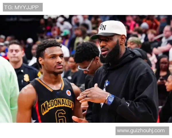 詹姆斯父子携手共赴NBA梦想布朗尼正式宣布参加选秀